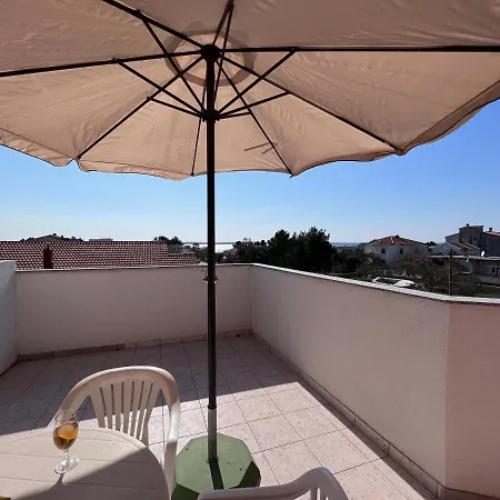 Family With Balcony D&a Ae1590 Vrsi